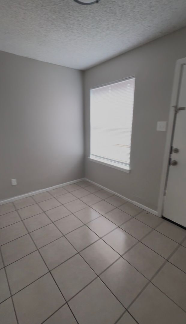 Building Photo - Gated & Affordable-Move in special!