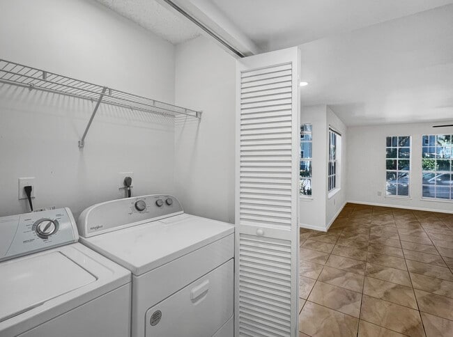 Building Photo - 1050 Crystal Way