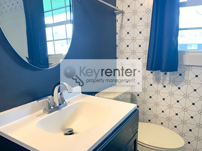 Building Photo - 827 Woodmore Ln