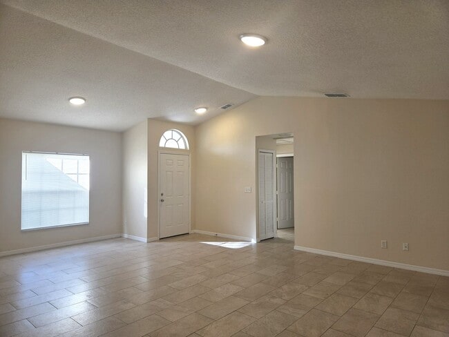 Building Photo - 3/2 on Large Lot Available Now