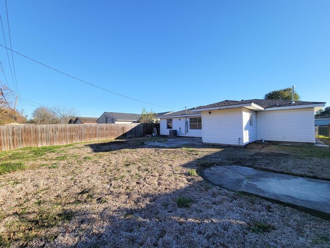 Building Photo - 4119 Holloway Dr