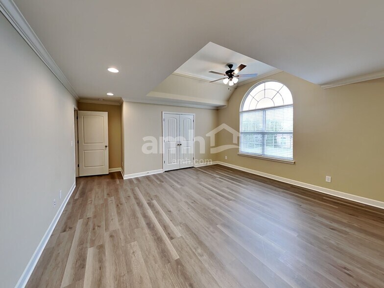 Building Photo - 1702 Arrowhead Dr