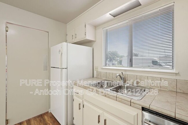 Building Photo - 908 Minaker Dr