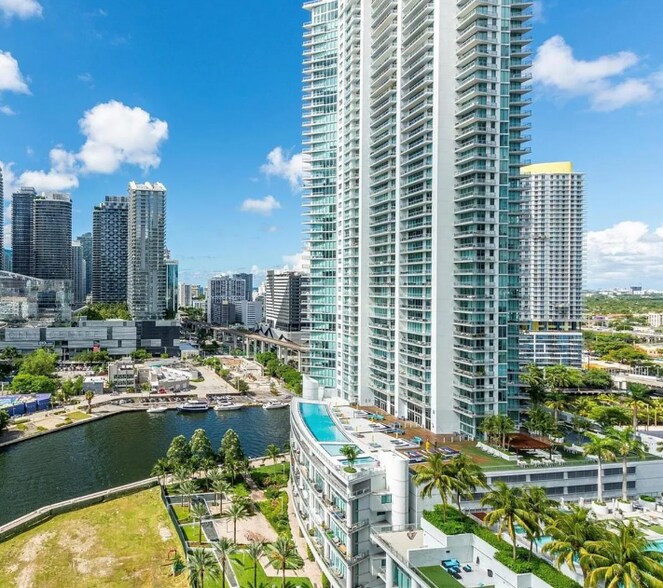 Building Photo - 350 S Miami Ave