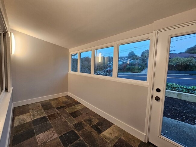 Building Photo - 2 Bed, 1 Bath Home in East Richmond Heights