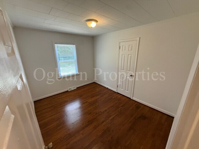 Building Photo - 1102 Oak Grove Rd SW