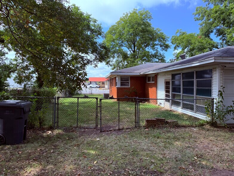 Small fenced backyard - 2417 Forest Home Rd