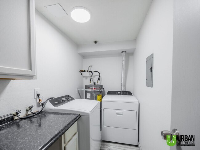 Building Photo - Charming 2-Bedroom Downstairs Condo with Community Pool