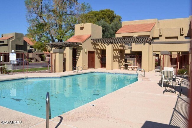 Building Photo - 1432 W Emerald Ave