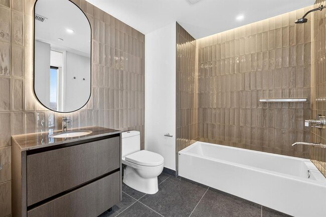 Building Photo - 610 Davis St