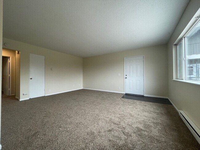 Building Photo - Spacious Montavilla 2 Bedroom Upstairs Uni...