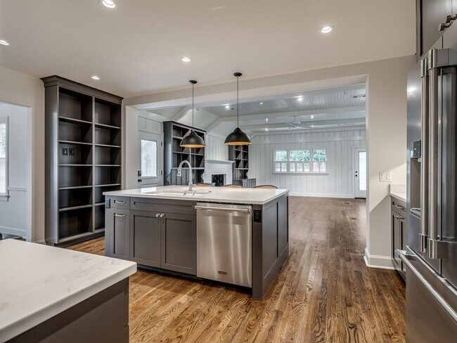 Building Photo - Luxury Living in the Heart of Tulsa