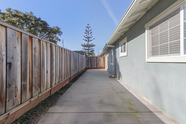 Building Photo - 2 Bed 1 Bath- Santa Cruz With Garage