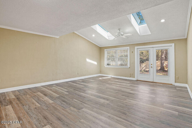 Building Photo - 1025 W 19th St