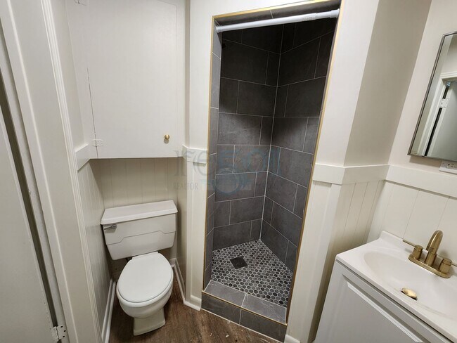 Building Photo - Compeltely Remodeled 3 Bedroom 3 Bathroom