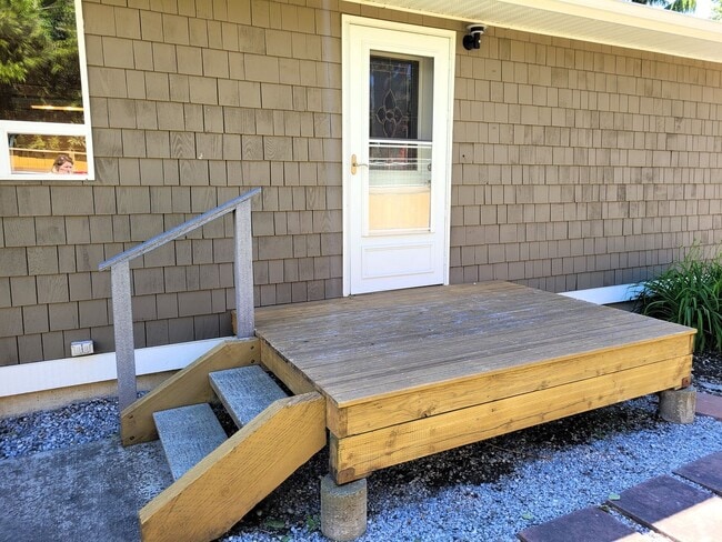 Building Photo - Fully Furnished Cottage 1 Bedroom - Marine Dr