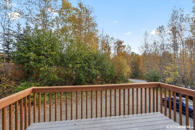 Building Photo - 3 Bedroom W/ Mother in Law Suite | 2 Bathr...