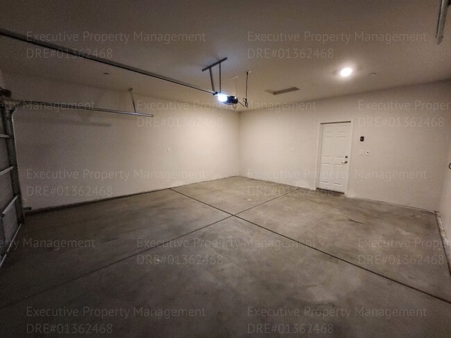 Building Photo - 3 bedroom/ 2 bathroom home located in a cu...