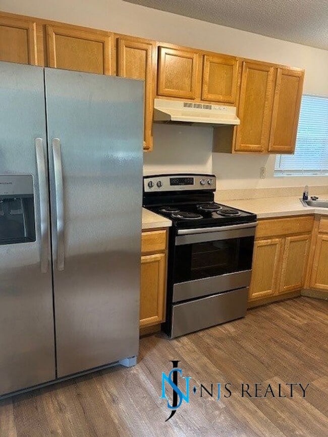 Building Photo - GORGEOUS 3/2 1200 sq ft home with FRESH PA...