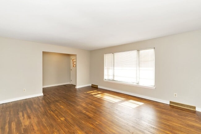 Building Photo - 1900+ Sq Ft of Comfort: Updated 3BR/2BA wi...