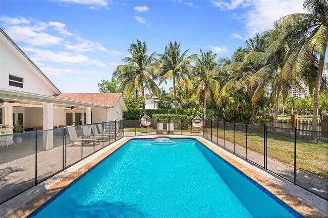 Building Photo - 413 Holiday Dr