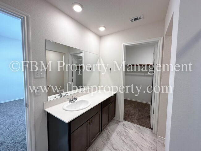 Building Photo - 264 Thoroughbred St