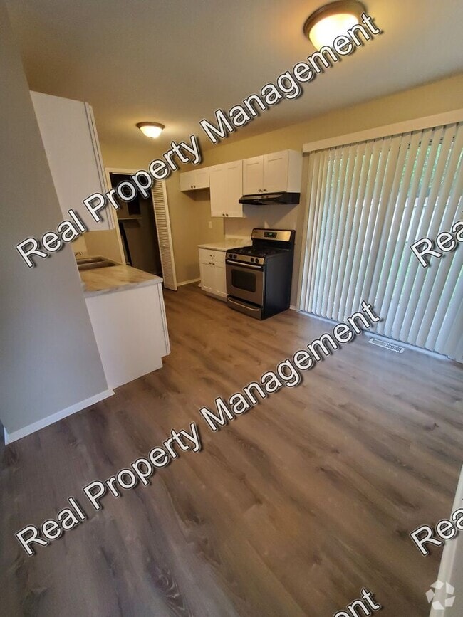 Building Photo - Completely Updated 2 Bedroom Apartment
