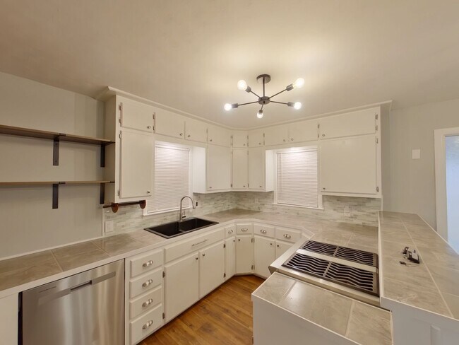 Building Photo - 3534 W 11th St N