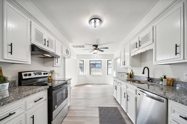 Building Photo - Charming 3-Bedroom Home with Spacious Yard in Prime Tulsa Location