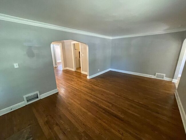 Building Photo - Charming 3 bedroom, 1.5 bathroom home in I...
