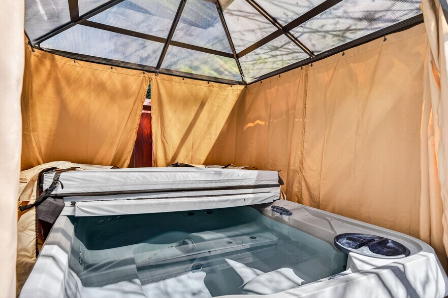 Building Photo - 5915 Lexington Ave