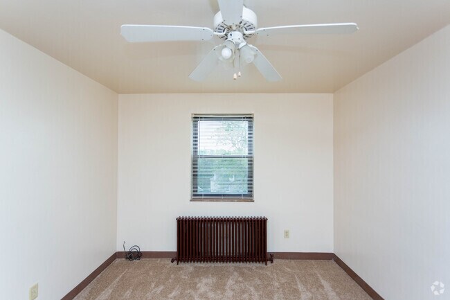 2BR, 1BA, - 1,000 SF - 2117 Brownsville Road