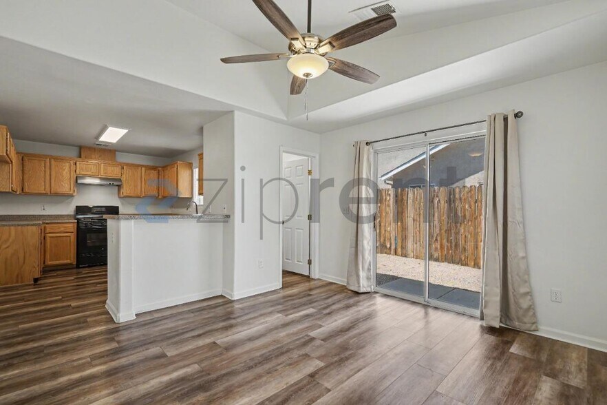 Building Photo - Unit D