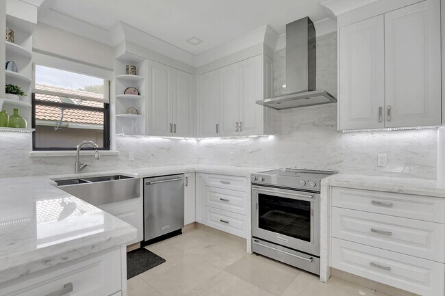 Building Photo - 10099 Canoe Brook Cir
