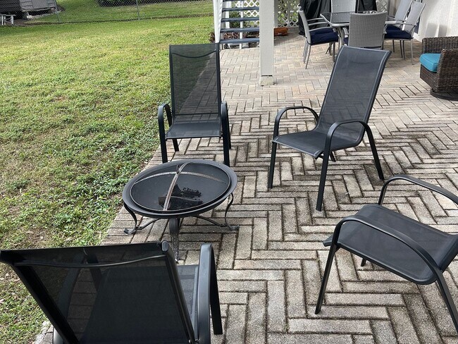 Building Photo - 1337 Center Ln