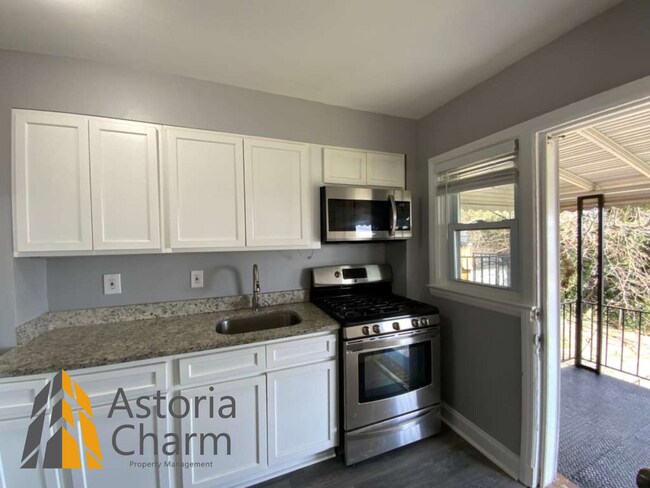 Building Photo - 3 Bedroom Home with Den and Fenced Yard in Quiet Neighborhood