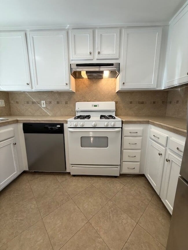 Building Photo - 420-22 Rees Street