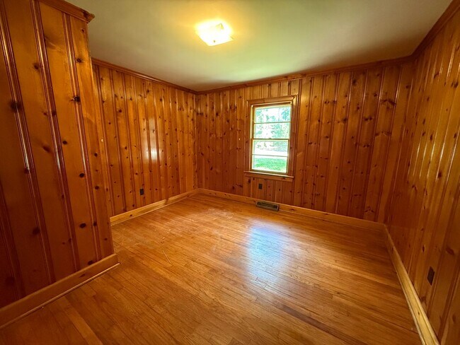 Building Photo - 1302 Dogwood Ln NW