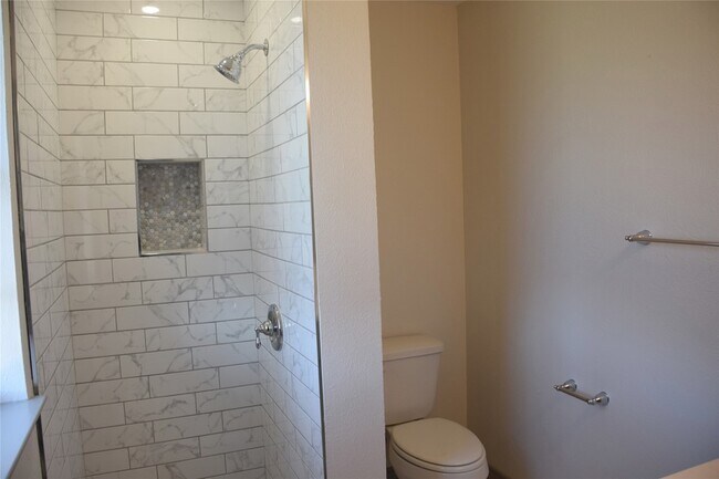 Building Photo - 811 Meadowlark Dr