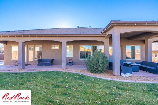 Building Photo - Stunning 2 Bedroom Fully Furnished Home. Community Pool & Mini Golf!