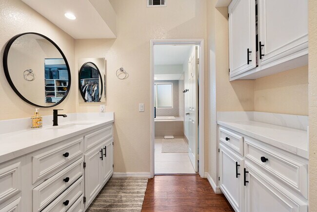Building Photo - 43911 La Carmela Dr