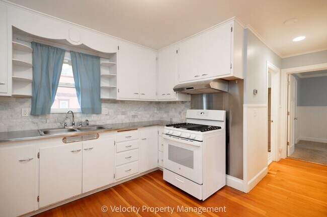 Building Photo - Charming Westside Cottage