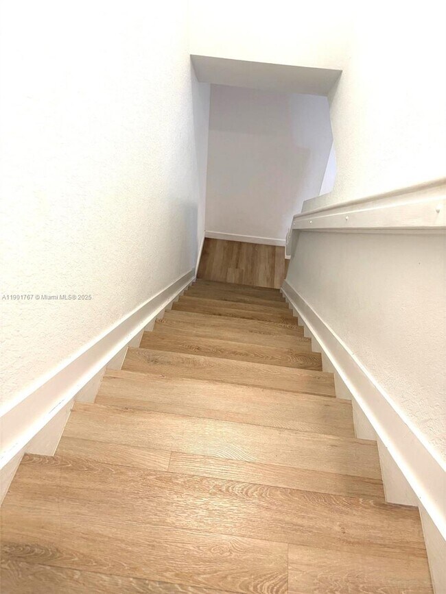 Building Photo - 476 NE 5th St