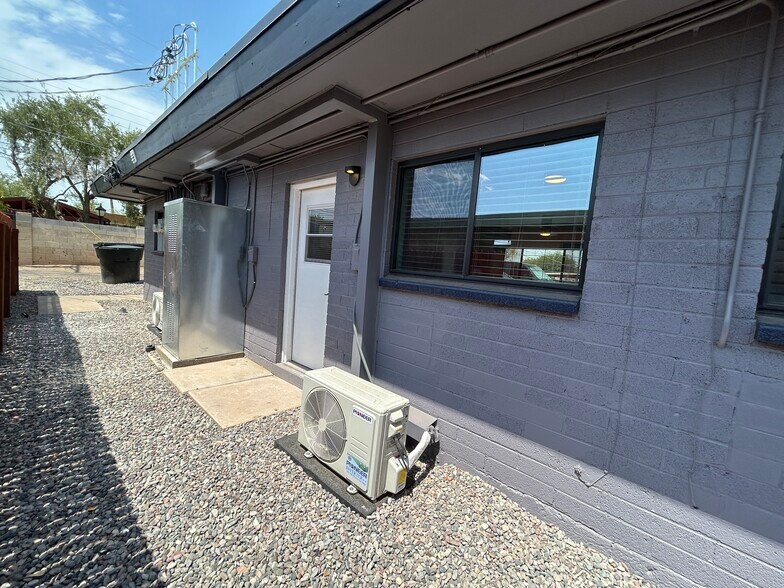 Building Photo - 2122 S Granada Dr