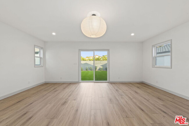 Building Photo - 3866 Westside Ave