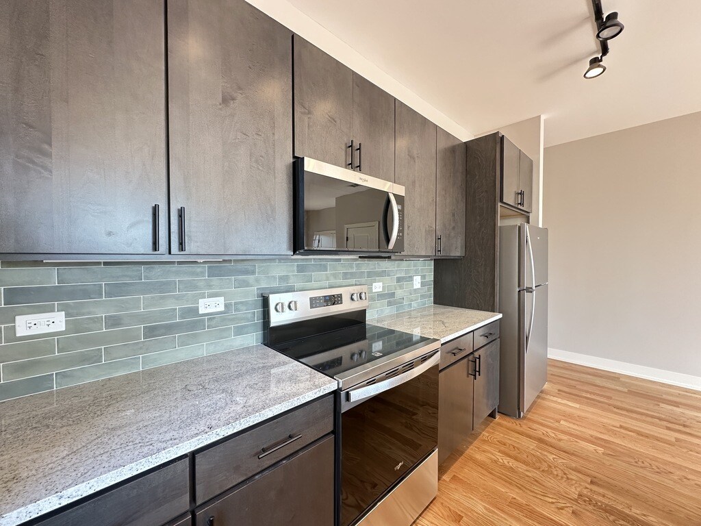 Building Photo - 2100 W 18th Pl