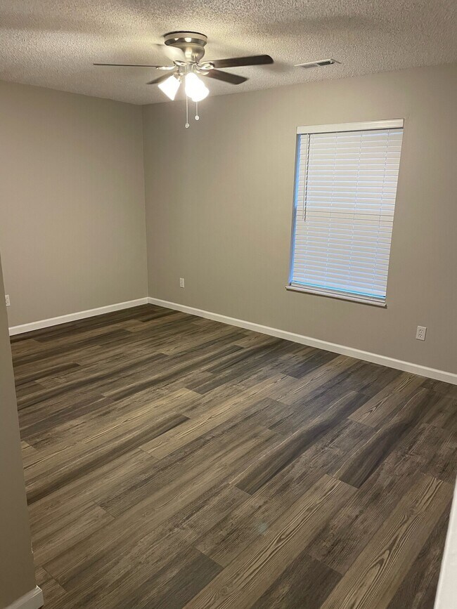 Building Photo - Highland Hill Dr 2221