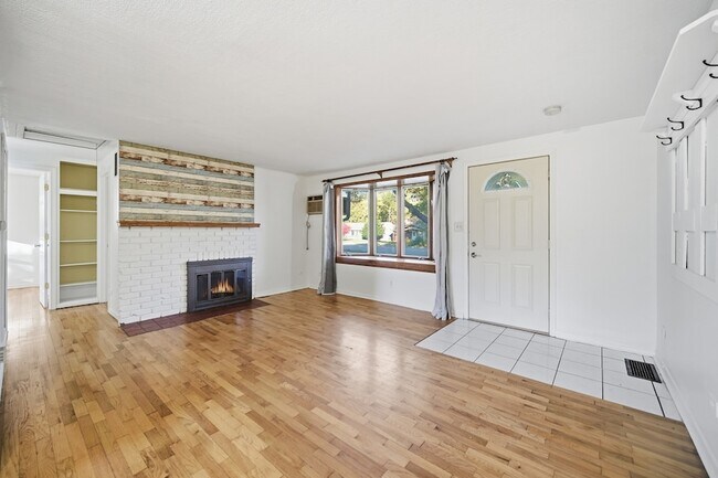 Building Photo - 212 N Knollwood Dr