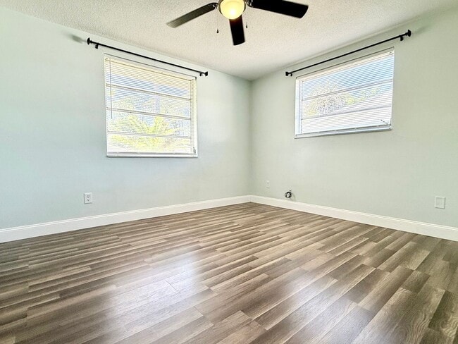 Building Photo - Relaxed Florida living at this 3Bedroom/ 2bath home in the Heart of Daytona Beach!