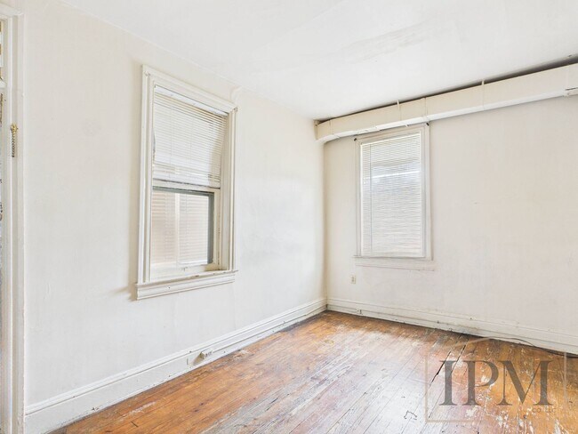 Building Photo - 611 N George St